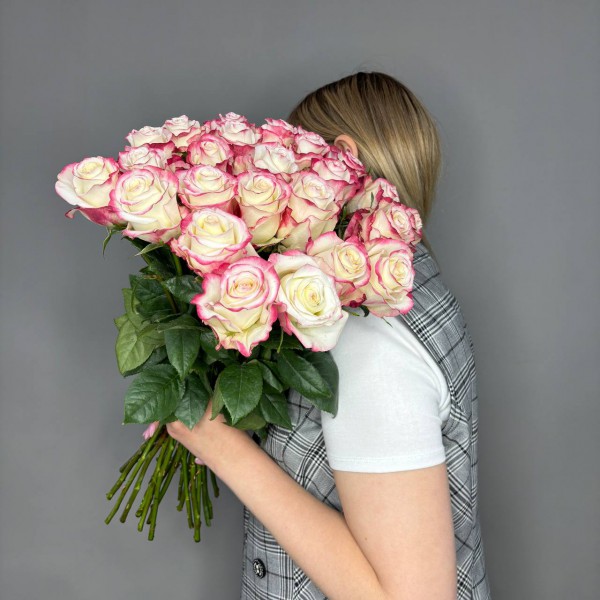 Букет из 25 роз с окантовкой фото 2