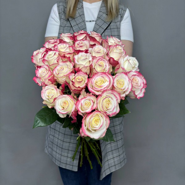 Букет из 25 роз с окантовкой фото 1
