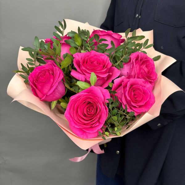Букет из 7 ярко розовых роз фото 1
