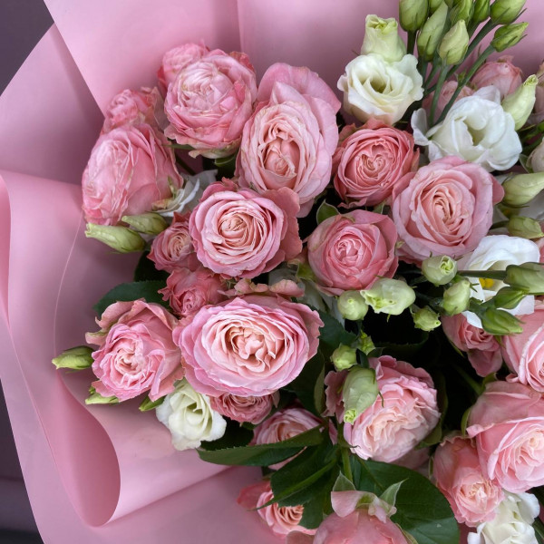 Букет из кустовой розы и эустомы фото 3