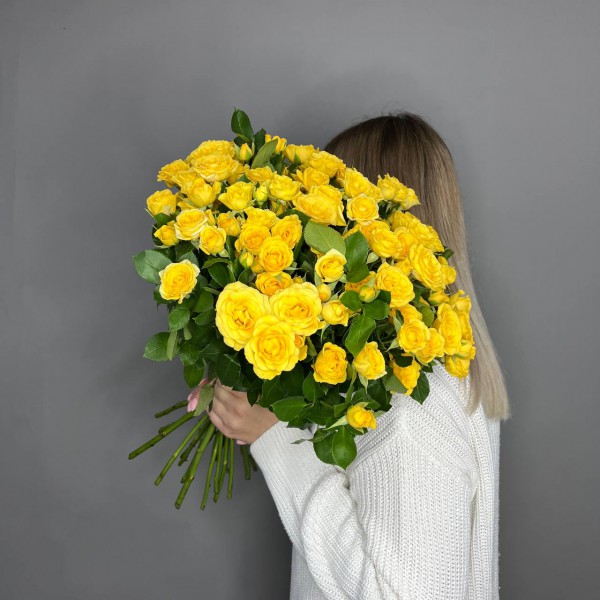 Букет из 25 желтых кустовых роз фото 1