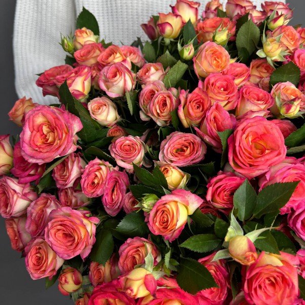 Букет из 25 красно оранжевых кустовых роз фото 3