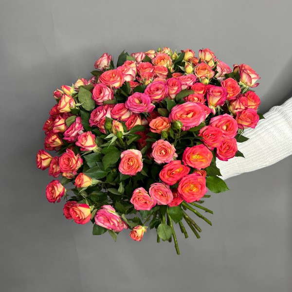 Букет из 25 красно оранжевых кустовых роз фото 2