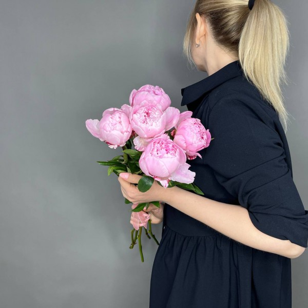Букет из 5 пионов фото 1