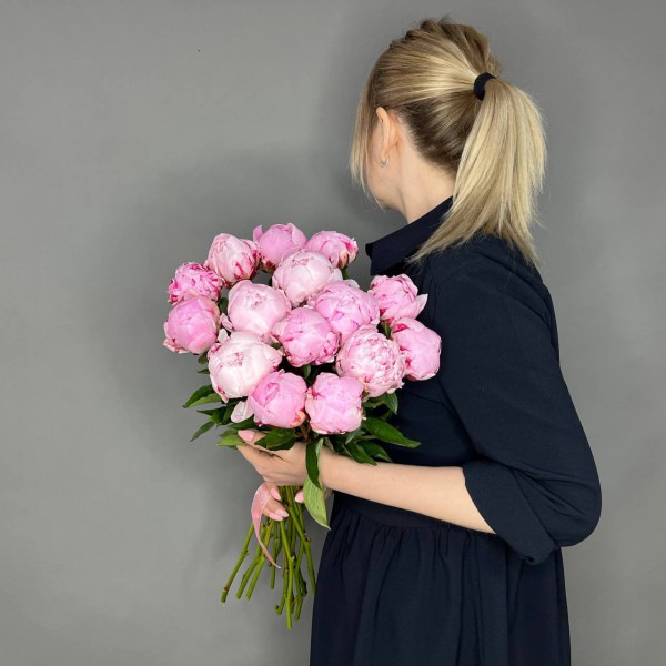 Букет из 15 пионов фото 1