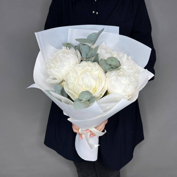 Букет из 5 белых пионов фото 1