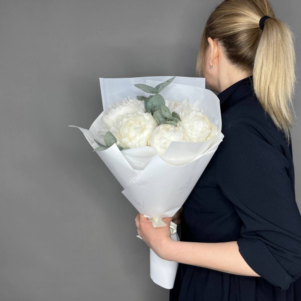 Букет из 5 белых пионов фото 4