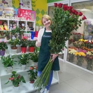Большие розы длиною около полутора метров - это не диковинка из сказки, а реальный товар
