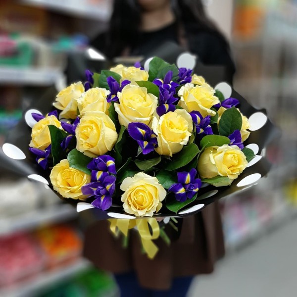 Букет из розы и ирисов фото 2