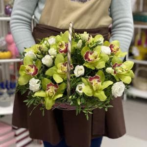 Композиция из цимбидиума и эустомы фото 2