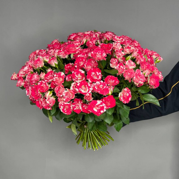 Букет из 51 бело-розовой кустовой розы фото 2