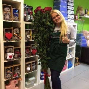 Большие розы длиною около полутора метров - это не диковинка из сказки, а реальный товар