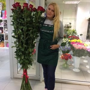 Большие розы длиною около полутора метров - это не диковинка из сказки, а реальный товар