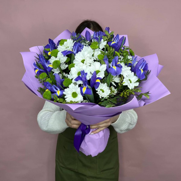 Букет из ирисов и хризантем фото 1