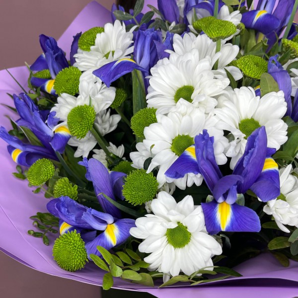 Букет из ирисов и хризантем фото 3