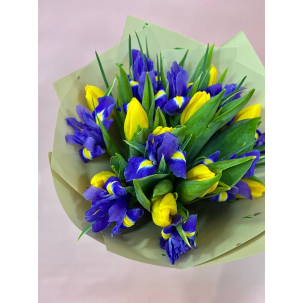 Букет из тюльпанов и ирисов фото 2