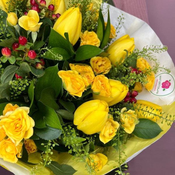 Букет из тюльпанов и кустовой розы фото 2