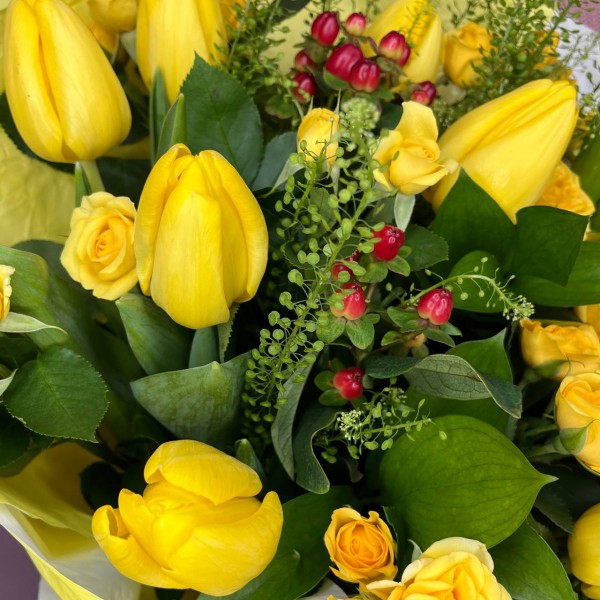 Букет из тюльпанов и кустовой розы фото 3