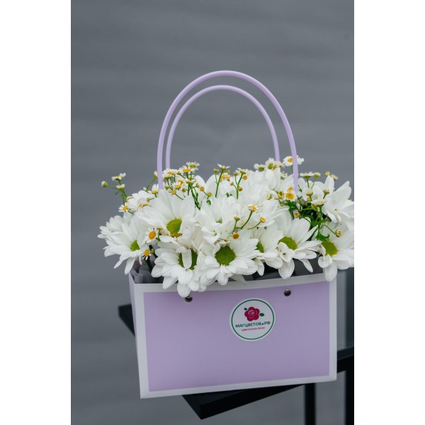 Композиция из хризантемы и матрикарии фото 3